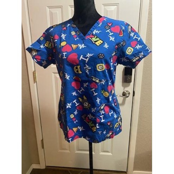 WonderWink Other - WonderWink Womens Blue Heart Pizza Medical Novelty Print V-Neck Scrub Top Medium